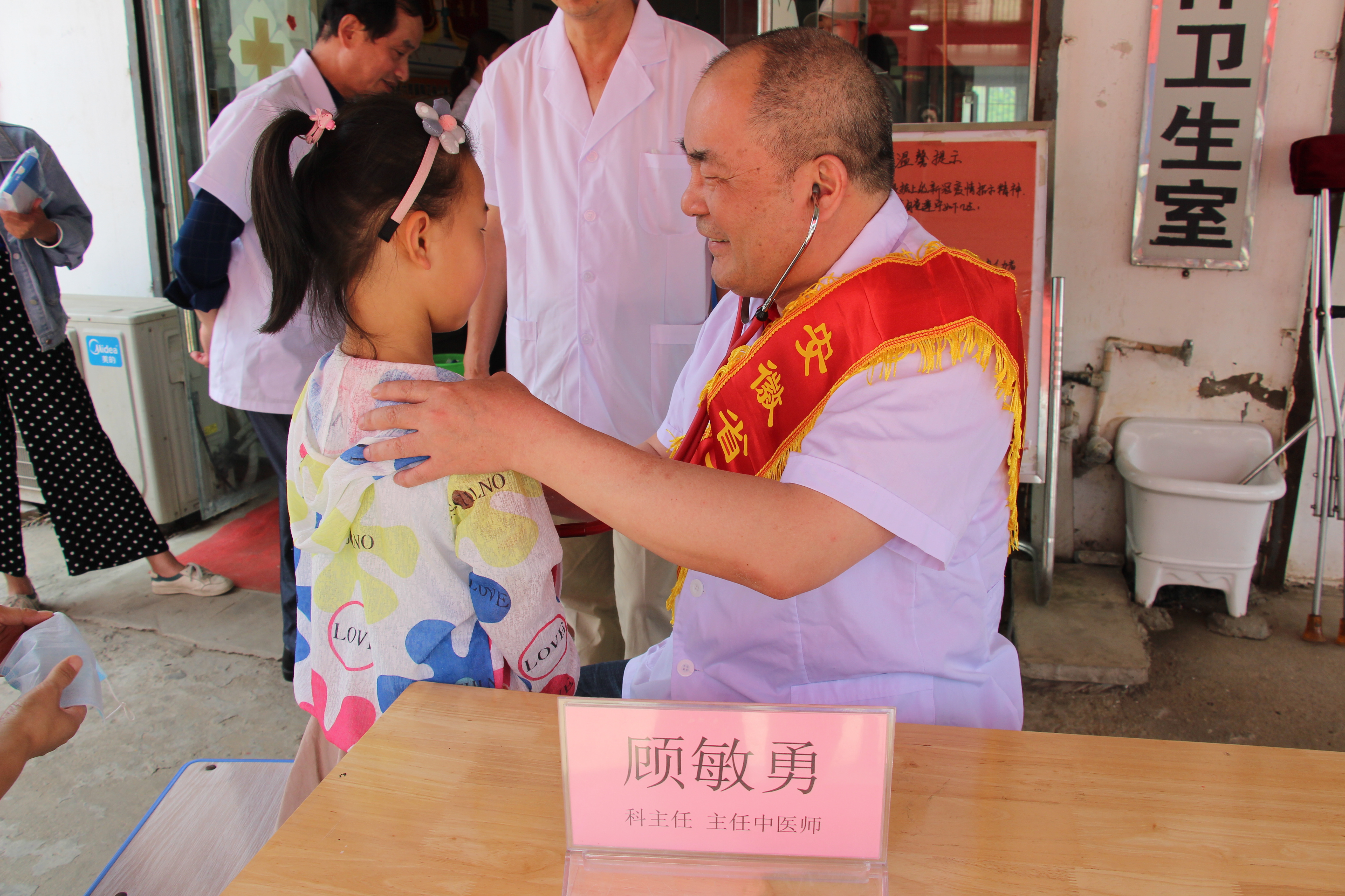 迎六一，“劳模进社区，义诊送健康” --------芜湖市中医院儿科送医送药下乡义诊活动(图4)