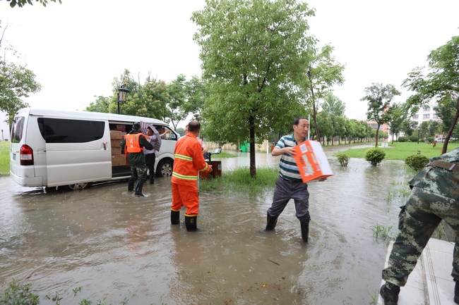 风雨同舟  健康护航——市中医院慰问抗洪抢险官兵(图1)