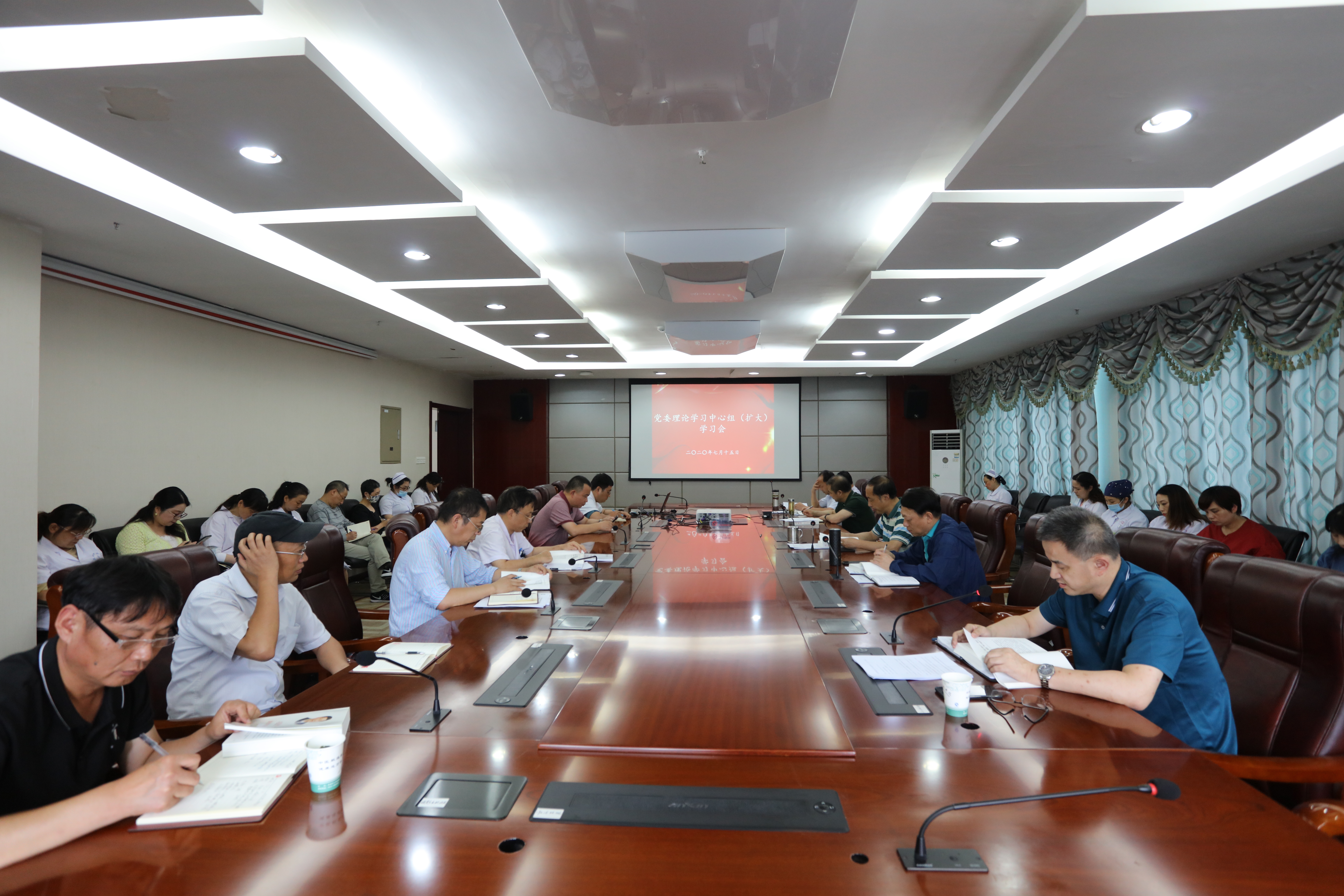 院党委召开理论学习中心组（扩大）学习会   学习学校党代会精神(图1)