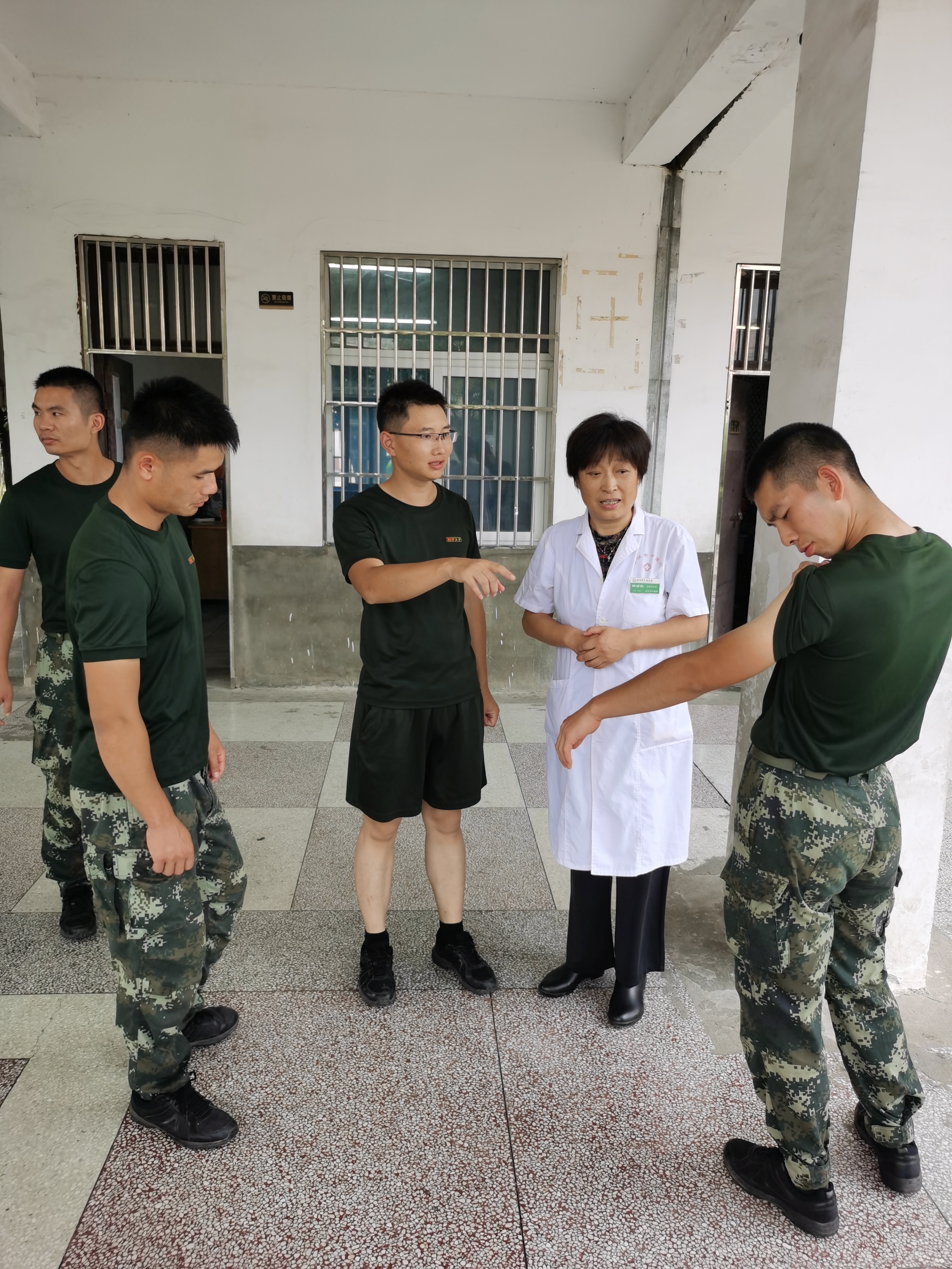 风雨映初心  巾帼显担当——云顶集团yd1233检测网址皮肤科齐做抗洪防汛一线最美“巾帼红”(图2)