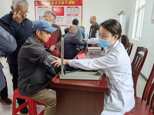 九九重阳节敬老送健康----市中医院、蔡铺村义诊惠百姓 助力乡村振兴(图2)