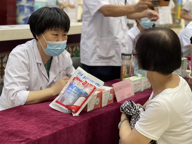 冬病夏治三伏贴  中医国粹显功效 ——我院开展“传承中医文化 弘扬国粹精神”冬病夏治三伏贴开贴仪式(图5)