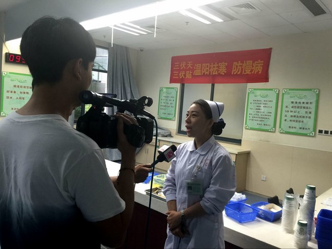 芜湖广播电台《天天健康栏目》、李巷社区卫生服务中心组织居民来我院体验(图1)