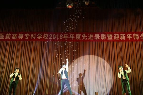 笙歌辞旧岁  同贺新春年——我院团委参加校举办2016年度先进表彰暨迎新年师生联欢会(图2)