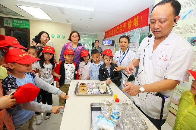 传播岐黄国粹 传承中医文化——云顶集团yd1233检测网址举办首届“江城中医小郎中”小记者进医院中医文化体验活动(图9)