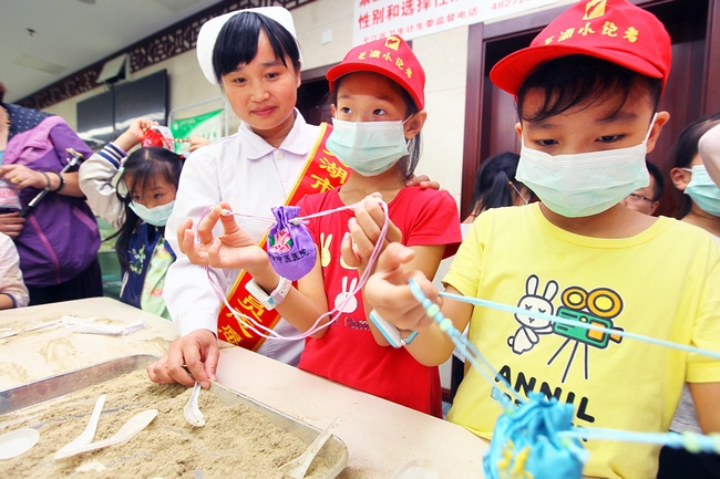 传播岐黄国粹 传承中医文化——云顶集团yd1233检测网址举办首届“江城中医小郎中”小记者进医院中医文化体验活动(图12)