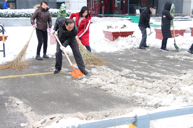 我院组织人员及时扫除积雪 保障患者群众就诊安全(图2)