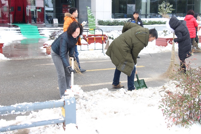 我院组织人员及时扫除积雪 保障患者群众就诊安全(图6)