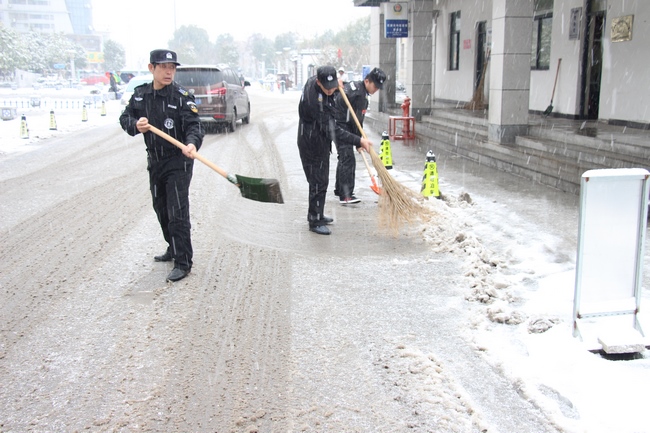 我院组织人员及时扫除积雪 保障患者群众就诊安全(图13)