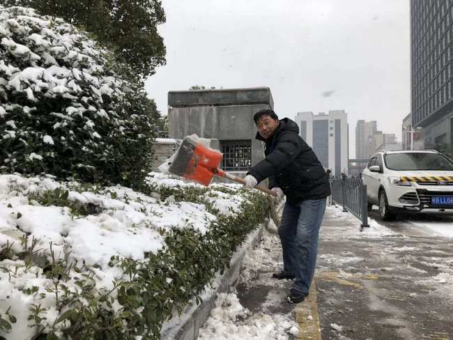 我院组织人员及时扫除积雪 保障患者群众就诊安全(图10)