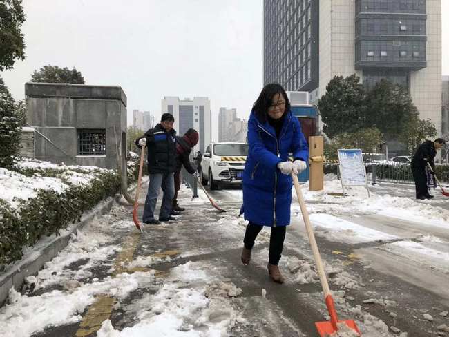 我院组织人员及时扫除积雪 保障患者群众就诊安全(图11)