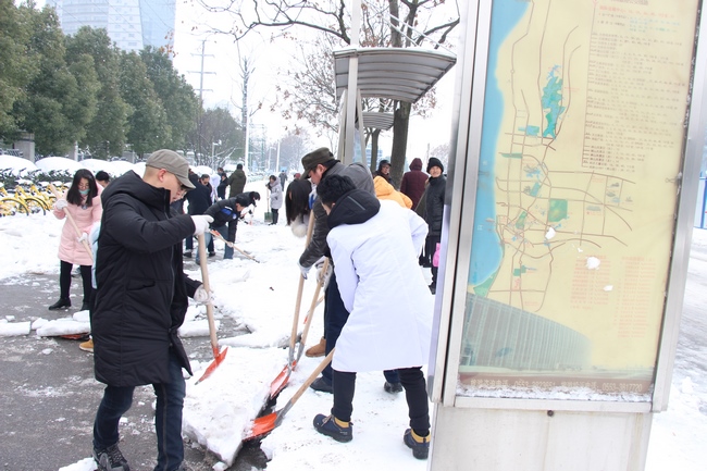 方便市民出行 我院党员干部职工上路铲雪(图12)