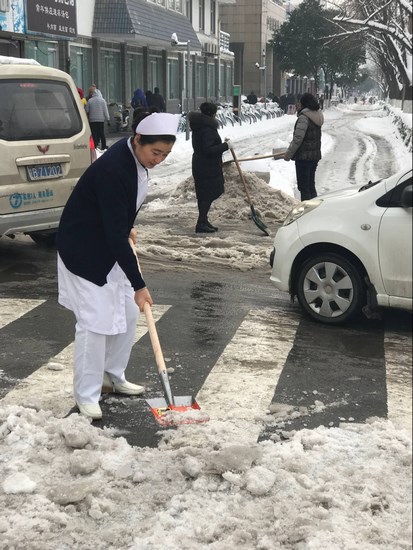 方便市民出行 我院党员干部职工上路铲雪(图26)