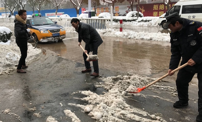 方便市民出行 我院党员干部职工上路铲雪(图28)