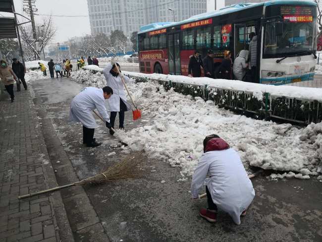 方便市民出行 我院党员干部职工上路铲雪(图30)