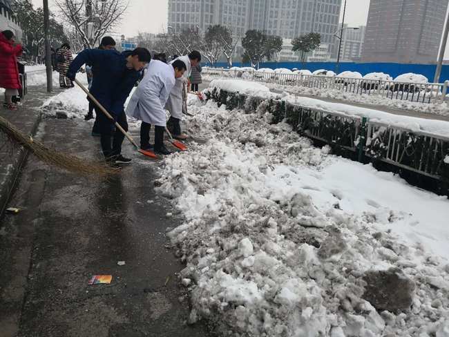 方便市民出行 我院党员干部职工上路铲雪(图32)