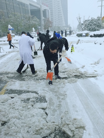 方便市民出行 我院党员干部职工上路铲雪(图5)