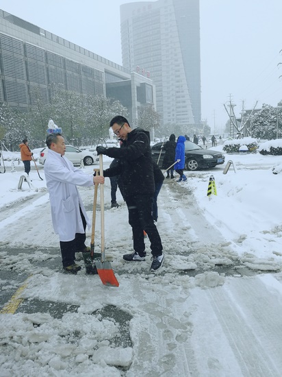 方便市民出行 我院党员干部职工上路铲雪(图6)