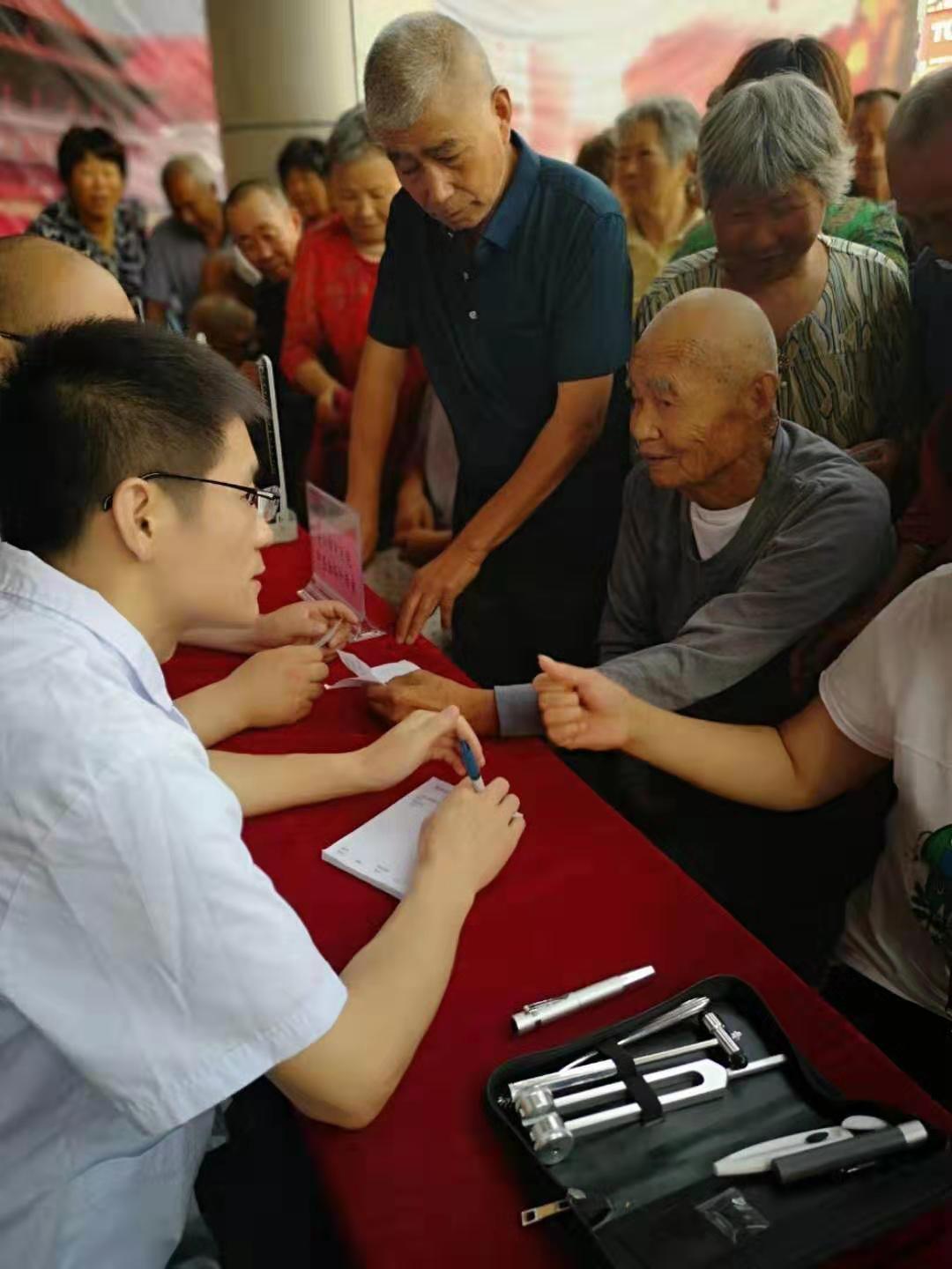 不惧酷暑 红手环在行动——脑病科赴利辛为居民进行健康义诊(图3)