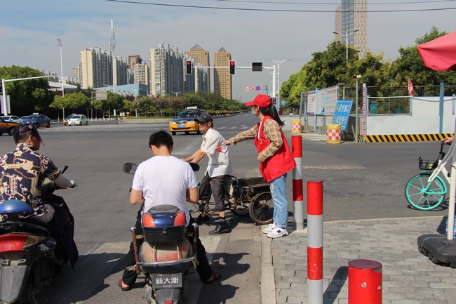 志愿服务 文明出行——我院志愿者积极参与炎夏志愿活动(图1)