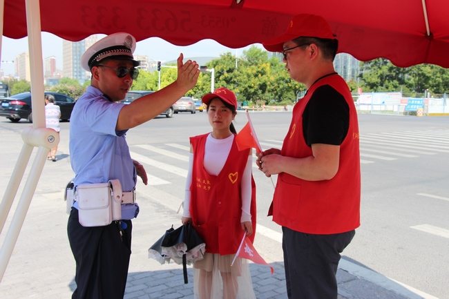 志愿服务 文明出行——我院志愿者积极参与炎夏志愿活动(图4)