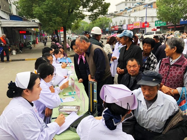 医联体进社区---我院在火龙街道社区卫生服务中心举办义诊讲座(图4)