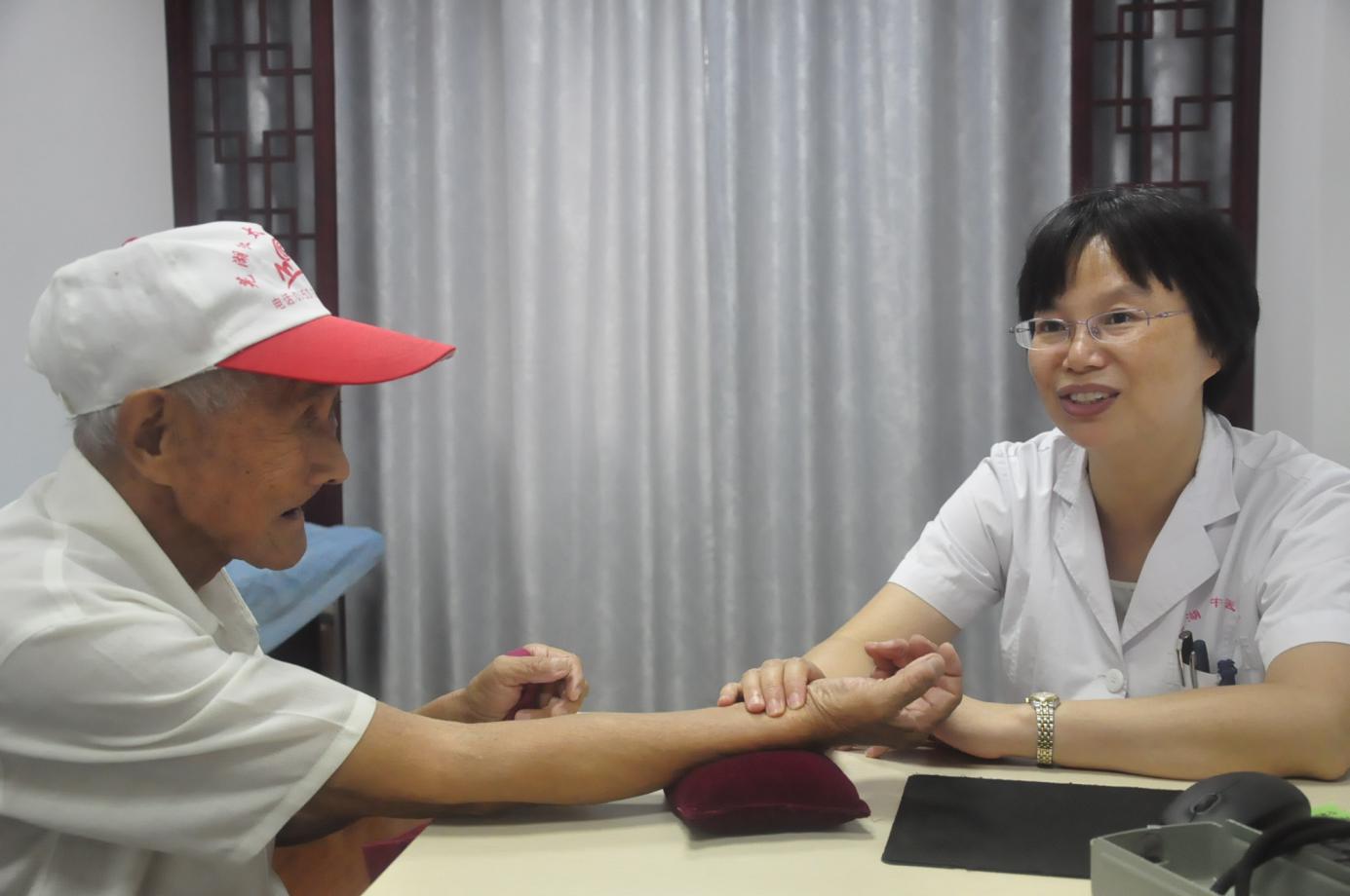 发挥中医药应有作用  彰显中医人担当作为——记云顶集团yd1233检测网址急诊内科、老年病科主任张荣珍(图1)