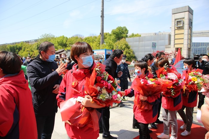 去时寒雪送 归来春花迎 云顶集团yd1233检测网址欢迎第三批援鄂医疗队员凯旋(图2)