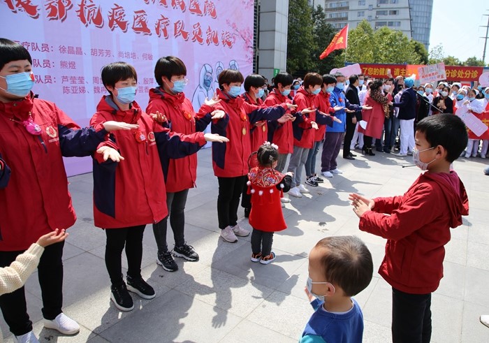 去时寒雪送 归来春花迎 云顶集团yd1233检测网址欢迎第三批援鄂医疗队员凯旋(图13)